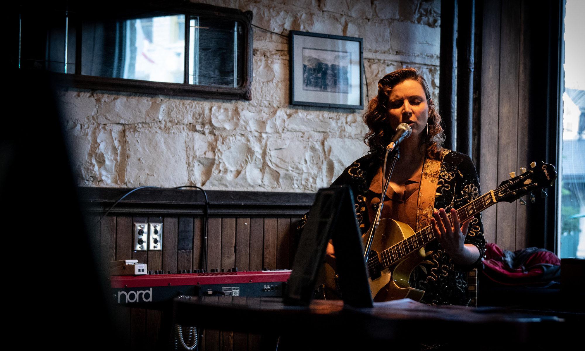 Artist performs at Tir Nan Og